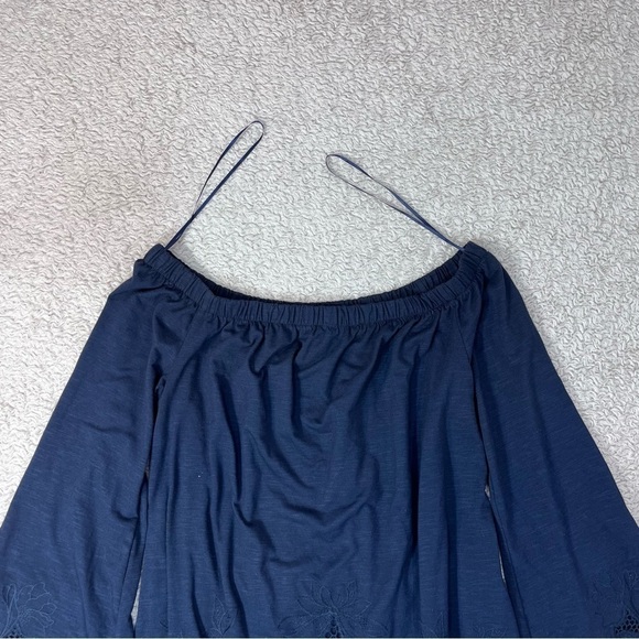 Adiva black top with cutouts on bottom of shirt and cuffs size medium - Picture 9 of 9